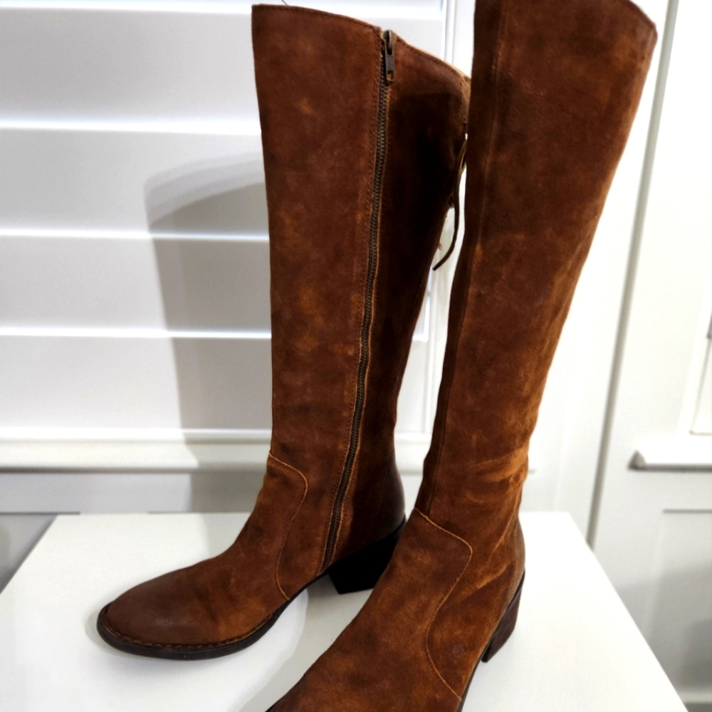 Born "Felicia" Wmn's 9 boots